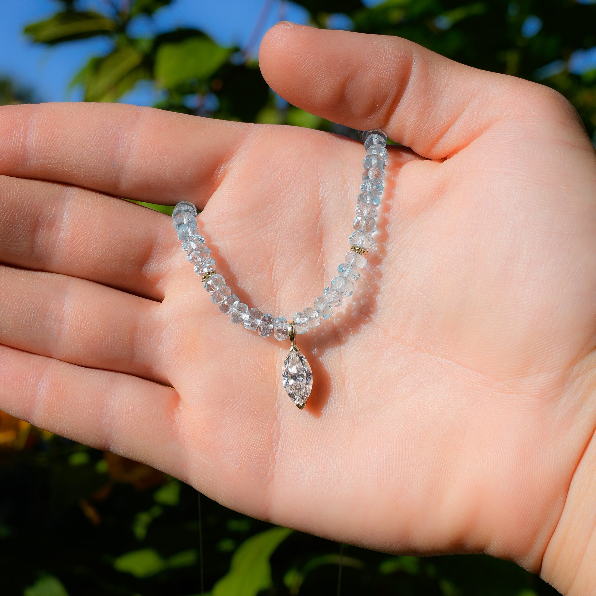 שרשרת בלו טופז וחרוזי זהב - ספאטייה