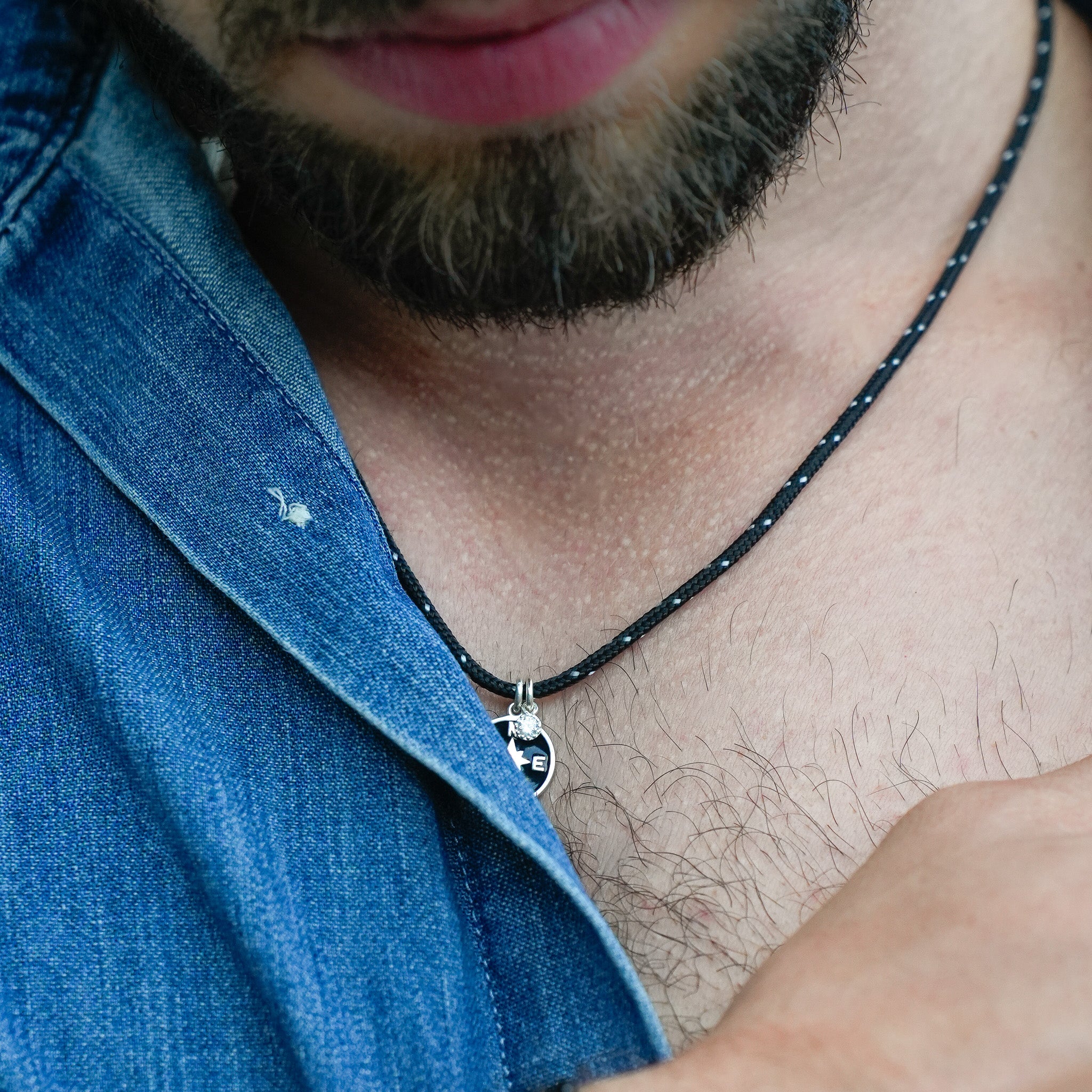 שרשרת מצפן אקומל על דוגמן