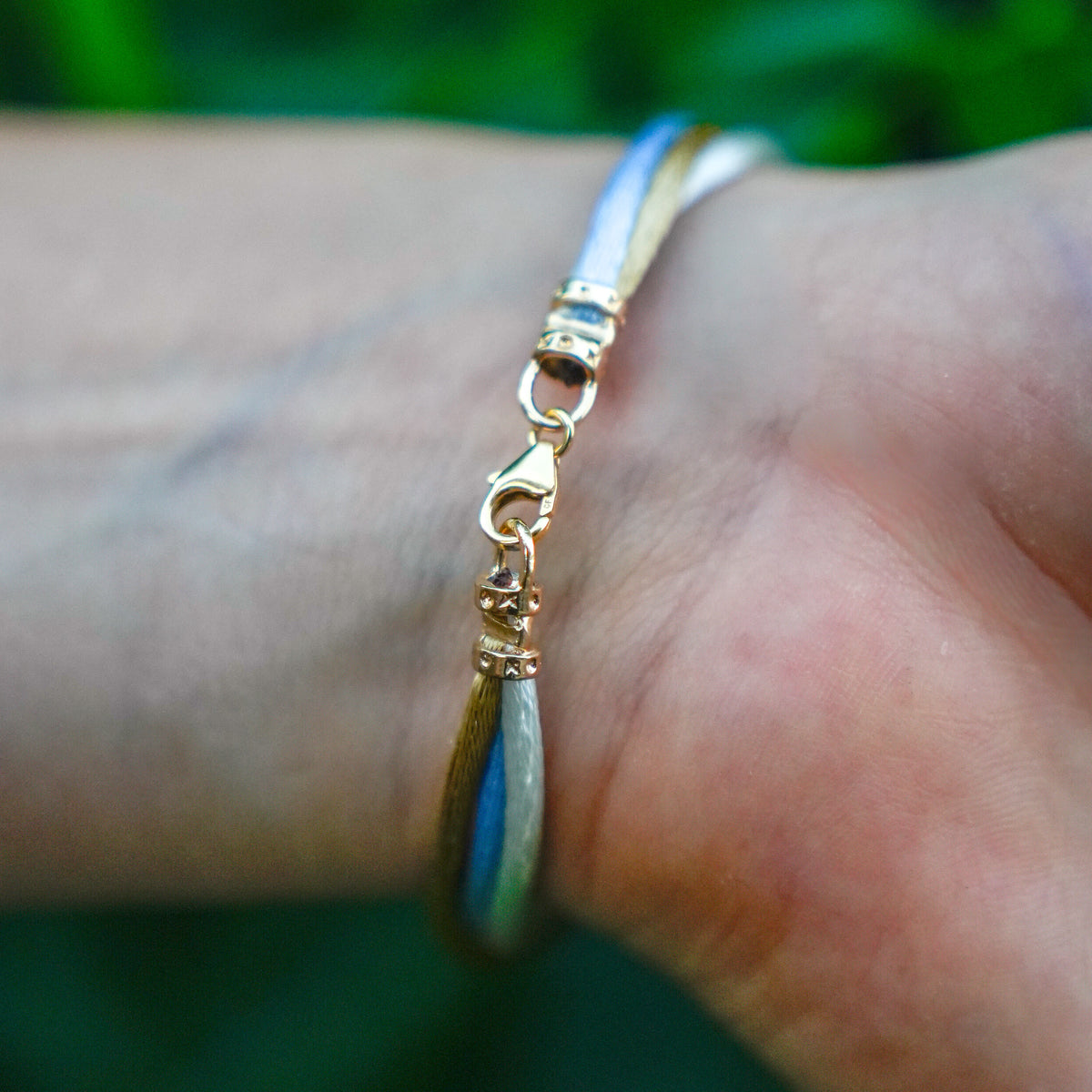 צמיד עלה משולש ומיתר משי - סנטה אלנה